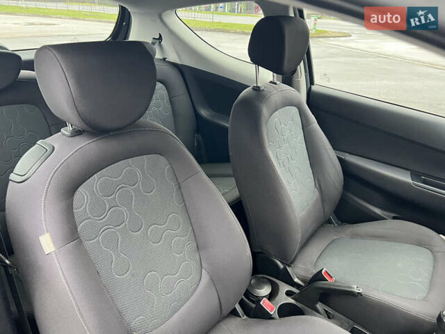 Черный Хендай и20, объемом двигателя 1.25 л и пробегом 165 тыс. км за 5100 $, фото 7 на Automoto.ua