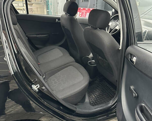 Черный Хендай и20, объемом двигателя 1.25 л и пробегом 180 тыс. км за 5000 $, фото 7 на Automoto.ua