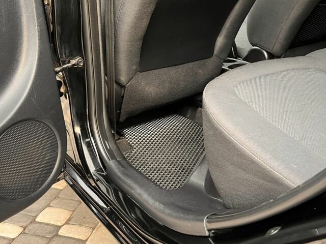 Черный Хендай и20, объемом двигателя 1.2 л и пробегом 184 тыс. км за 5000 $, фото 12 на Automoto.ua