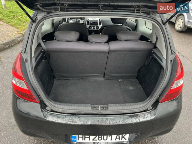 Черный Хендай и20, объемом двигателя 1.25 л и пробегом 165 тыс. км за 5100 $, фото 9 на Automoto.ua