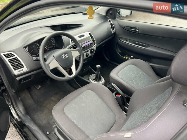 Черный Хендай и20, объемом двигателя 1.25 л и пробегом 165 тыс. км за 5100 $, фото 8 на Automoto.ua