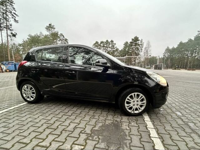 Черный Хендай и20, объемом двигателя 1.4 л и пробегом 216 тыс. км за 4950 $, фото 4 на Automoto.ua