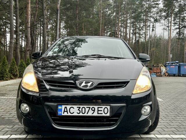 Черный Хендай и20, объемом двигателя 1.4 л и пробегом 216 тыс. км за 4950 $, фото 1 на Automoto.ua