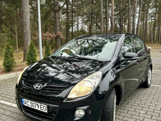 Черный Хендай и20, объемом двигателя 1.4 л и пробегом 216 тыс. км за 4950 $, фото 2 на Automoto.ua