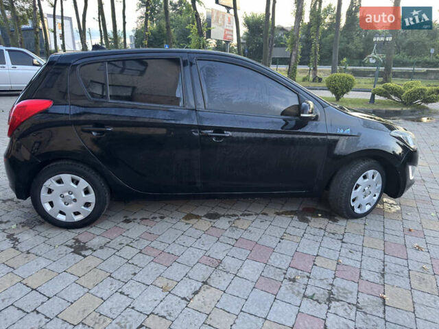 Черный Хендай и20, объемом двигателя 1.12 л и пробегом 298 тыс. км за 4999 $, фото 6 на Automoto.ua