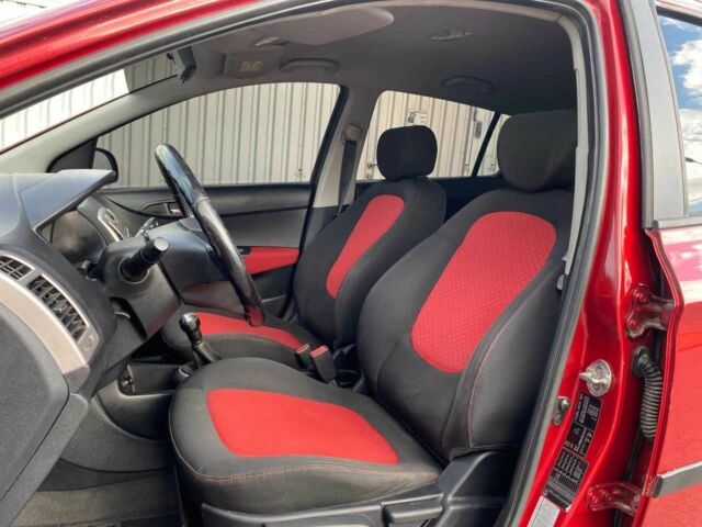Красный Хендай и20, объемом двигателя 1.2 л и пробегом 155 тыс. км за 4499 $, фото 1 на Automoto.ua