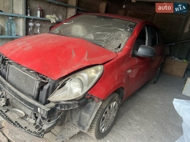 Красный Хендай и20, объемом двигателя 1.25 л и пробегом 60 тыс. км за 1800 $, фото 1 на Automoto.ua