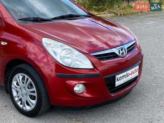 Красный Хендай и20, объемом двигателя 1.2 л и пробегом 155 тыс. км за 4499 $, фото 4 на Automoto.ua