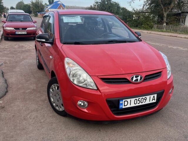 Красный Хендай и20, объемом двигателя 1.2 л и пробегом 235 тыс. км за 3900 $, фото 1 на Automoto.ua