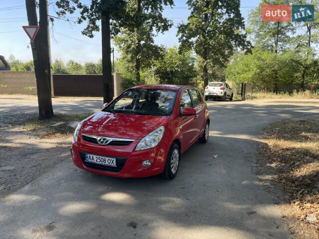 Красный Хендай и20, объемом двигателя 1.4 л и пробегом 157 тыс. км за 7500 $, фото 2 на Automoto.ua