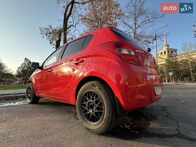 Красный Хендай и20, объемом двигателя 1.25 л и пробегом 179 тыс. км за 6200 $, фото 5 на Automoto.ua