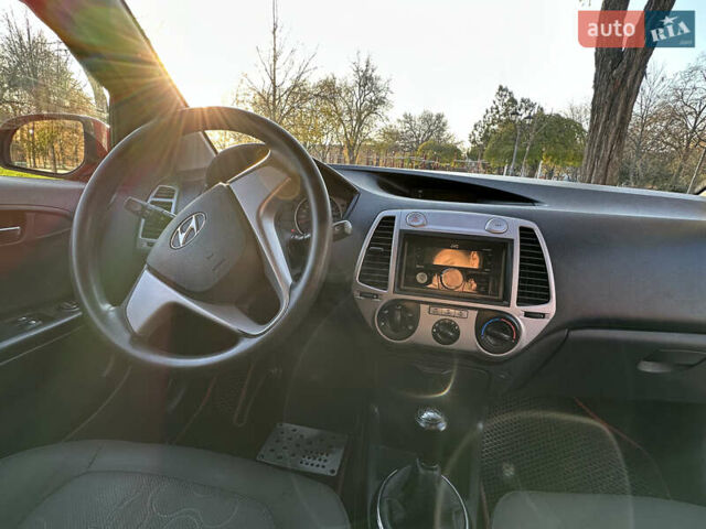 Красный Хендай и20, объемом двигателя 1.25 л и пробегом 179 тыс. км за 6200 $, фото 12 на Automoto.ua