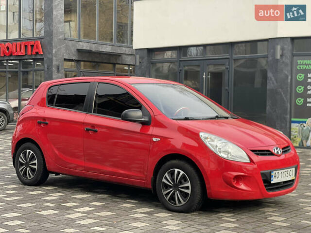 Красный Хендай и20, объемом двигателя 1.25 л и пробегом 220 тыс. км за 4450 $, фото 6 на Automoto.ua