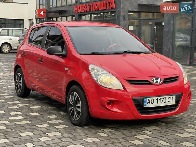 Красный Хендай и20, объемом двигателя 1.25 л и пробегом 220 тыс. км за 4450 $, фото 2 на Automoto.ua