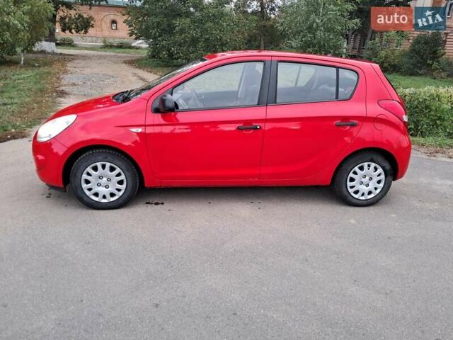 Красный Хендай и20, объемом двигателя 1.2 л и пробегом 177 тыс. км за 4800 $, фото 5 на Automoto.ua