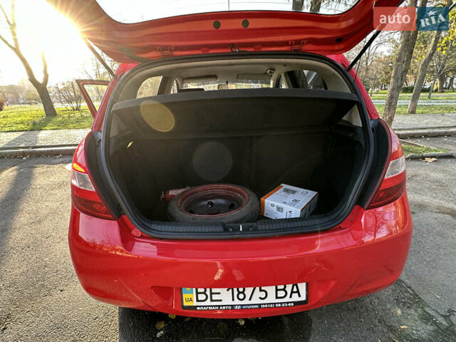 Красный Хендай и20, объемом двигателя 1.25 л и пробегом 179 тыс. км за 6200 $, фото 3 на Automoto.ua