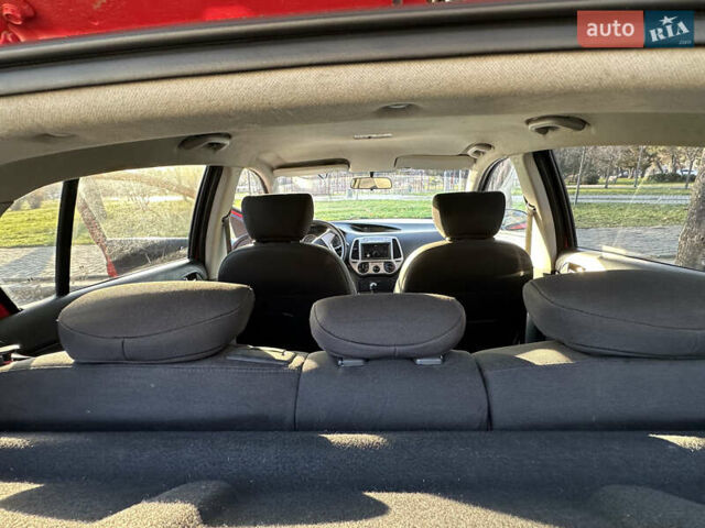 Красный Хендай и20, объемом двигателя 1.25 л и пробегом 179 тыс. км за 6200 $, фото 17 на Automoto.ua