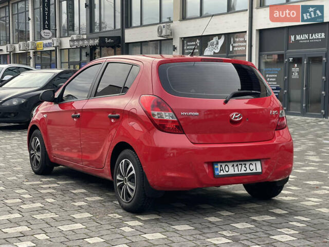 Красный Хендай и20, объемом двигателя 1.25 л и пробегом 220 тыс. км за 4450 $, фото 3 на Automoto.ua