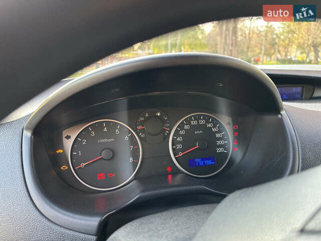 Красный Хендай и20, объемом двигателя 1.25 л и пробегом 179 тыс. км за 6200 $, фото 18 на Automoto.ua