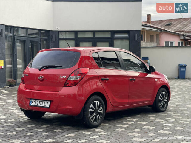 Красный Хендай и20, объемом двигателя 1.25 л и пробегом 220 тыс. км за 4450 $, фото 5 на Automoto.ua