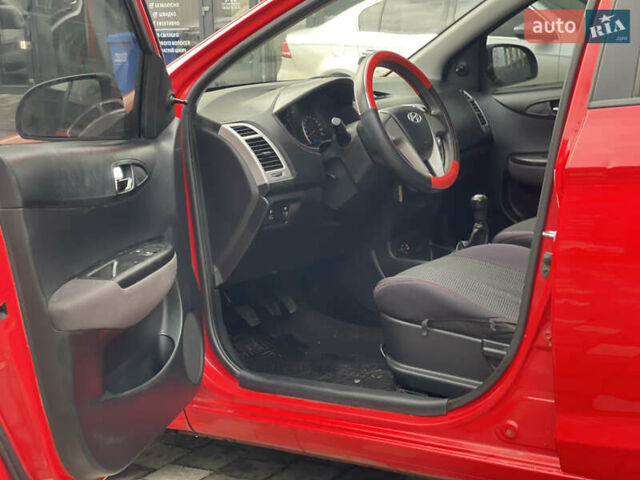 Красный Хендай и20, объемом двигателя 1.25 л и пробегом 220 тыс. км за 4450 $, фото 14 на Automoto.ua
