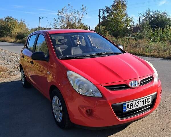 Красный Хендай и20, объемом двигателя 1.2 л и пробегом 177 тыс. км за 4800 $, фото 1 на Automoto.ua