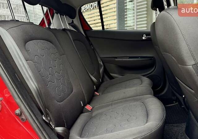 Красный Хендай и20, объемом двигателя 1.4 л и пробегом 112 тыс. км за 8048 $, фото 14 на Automoto.ua
