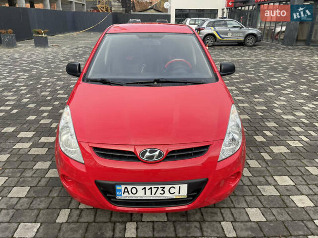 Красный Хендай и20, объемом двигателя 1.25 л и пробегом 220 тыс. км за 4450 $, фото 11 на Automoto.ua