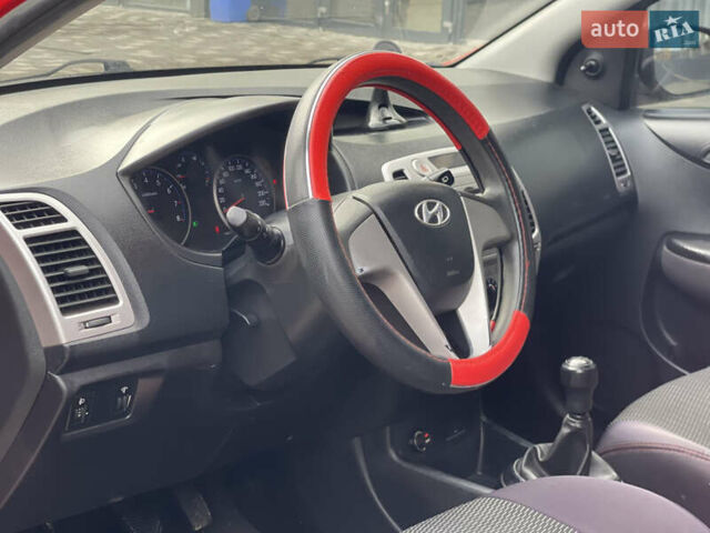 Красный Хендай и20, объемом двигателя 1.25 л и пробегом 220 тыс. км за 4450 $, фото 15 на Automoto.ua