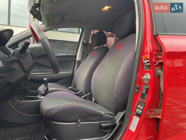 Красный Хендай и20, объемом двигателя 1.25 л и пробегом 220 тыс. км за 4450 $, фото 20 на Automoto.ua