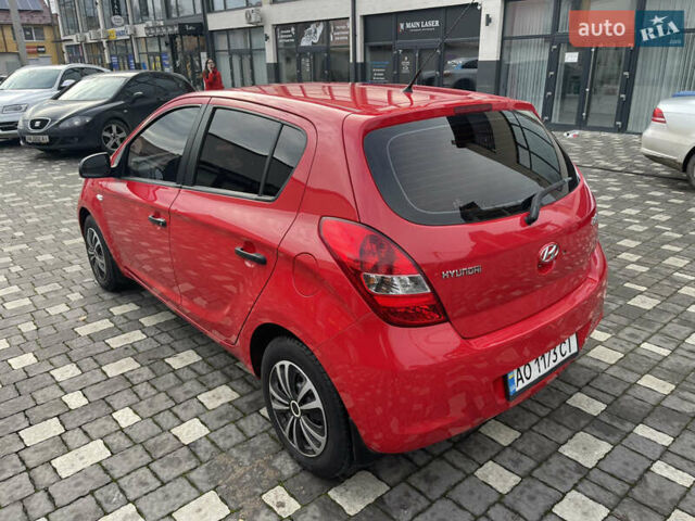 Красный Хендай и20, объемом двигателя 1.25 л и пробегом 220 тыс. км за 4450 $, фото 7 на Automoto.ua