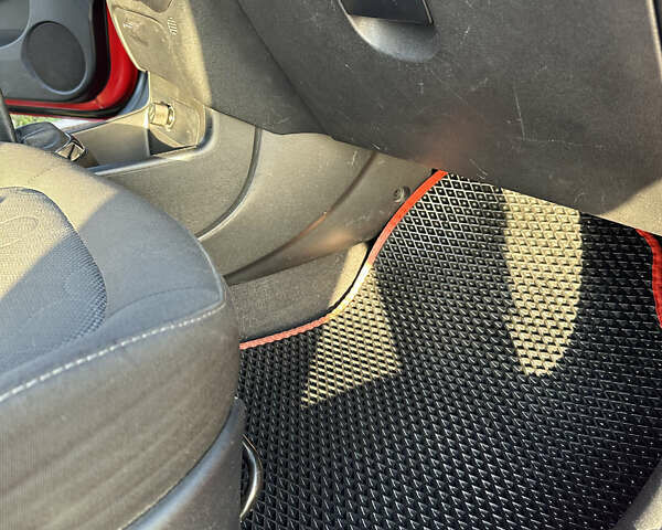 Красный Хендай и20, объемом двигателя 1.25 л и пробегом 179 тыс. км за 6200 $, фото 11 на Automoto.ua