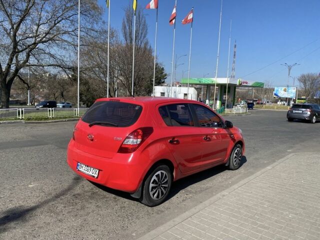 Красный Хендай и20, объемом двигателя 1.2 л и пробегом 240 тыс. км за 5500 $, фото 1 на Automoto.ua