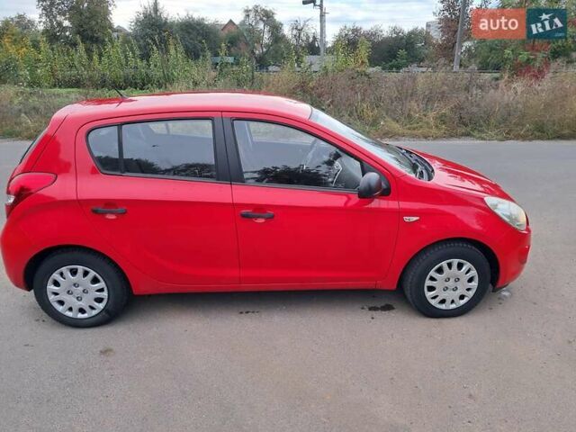 Красный Хендай и20, объемом двигателя 1.2 л и пробегом 177 тыс. км за 4800 $, фото 2 на Automoto.ua