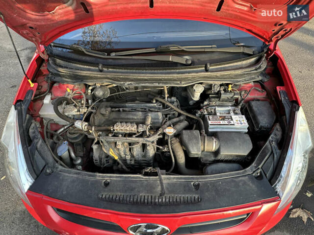 Красный Хендай и20, объемом двигателя 1.25 л и пробегом 179 тыс. км за 6200 $, фото 10 на Automoto.ua