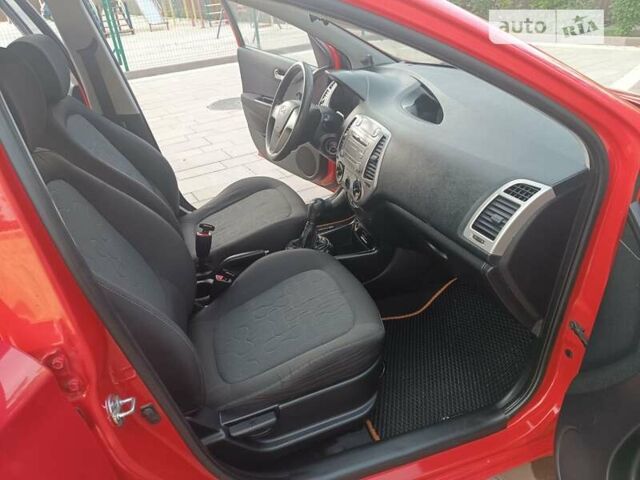 Красный Хендай и20, объемом двигателя 1.4 л и пробегом 153 тыс. км за 5250 $, фото 23 на Automoto.ua