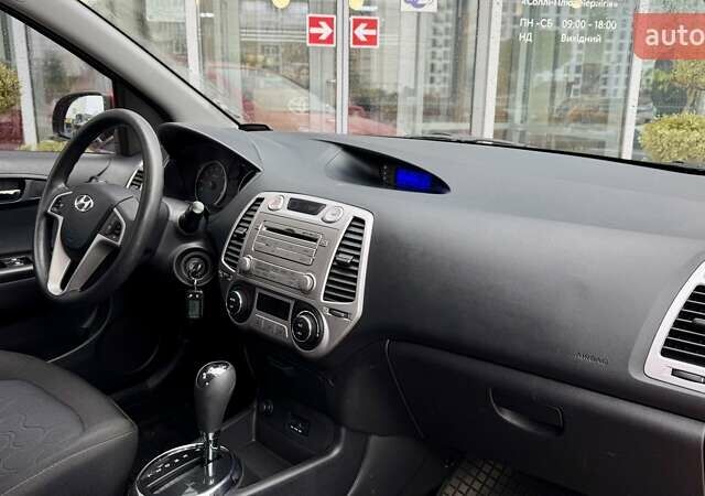Красный Хендай и20, объемом двигателя 1.4 л и пробегом 112 тыс. км за 8048 $, фото 16 на Automoto.ua