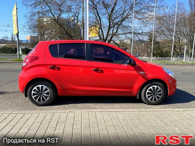 Красный Хендай и20, объемом двигателя 1.2 л и пробегом 200 тыс. км за 6000 $, фото 2 на Automoto.ua