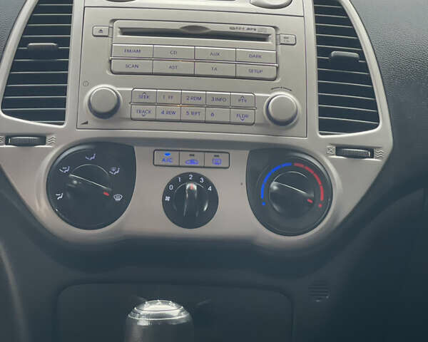 Красный Хендай и20, объемом двигателя 1.25 л и пробегом 220 тыс. км за 4450 $, фото 13 на Automoto.ua