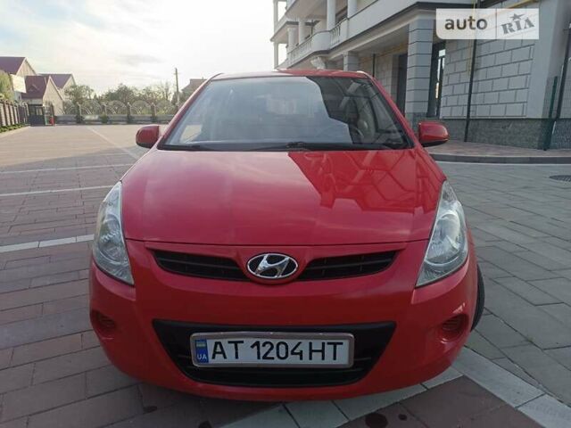 Красный Хендай и20, объемом двигателя 1.4 л и пробегом 153 тыс. км за 5250 $, фото 2 на Automoto.ua