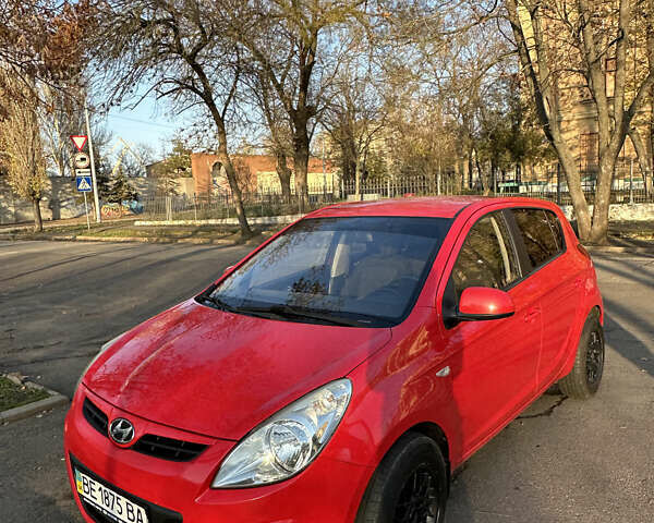 Красный Хендай и20, объемом двигателя 1.25 л и пробегом 179 тыс. км за 6200 $, фото 1 на Automoto.ua