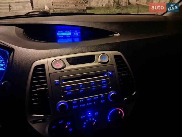 Красный Хендай и20, объемом двигателя 1.2 л и пробегом 177 тыс. км за 4800 $, фото 3 на Automoto.ua