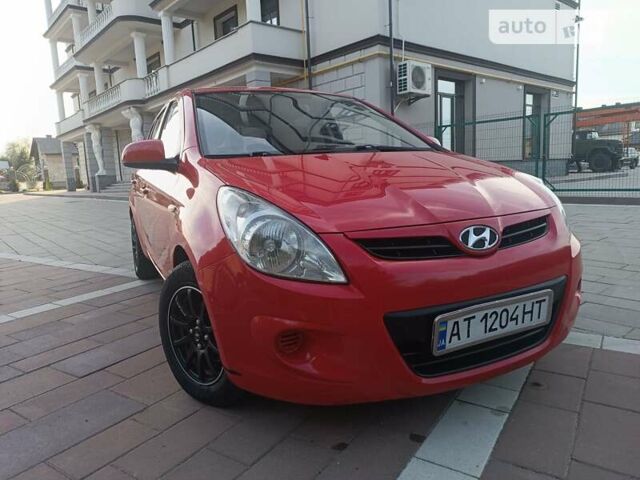 Красный Хендай и20, объемом двигателя 1.4 л и пробегом 153 тыс. км за 5250 $, фото 1 на Automoto.ua