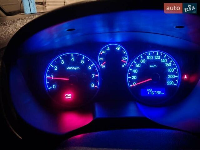 Красный Хендай и20, объемом двигателя 1.2 л и пробегом 177 тыс. км за 4800 $, фото 4 на Automoto.ua