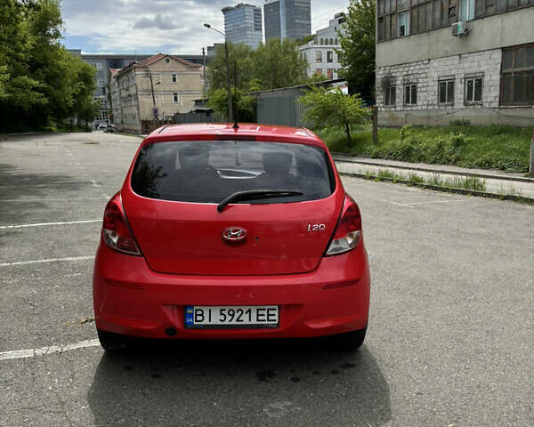 Красный Хендай и20, объемом двигателя 1.2 л и пробегом 232 тыс. км за 5600 $, фото 3 на Automoto.ua