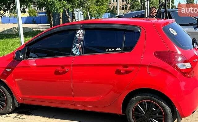 Красный Хендай и20, объемом двигателя 1.2 л и пробегом 178 тыс. км за 5500 $, фото 3 на Automoto.ua