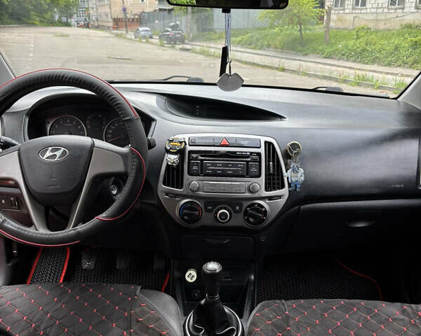 Красный Хендай и20, объемом двигателя 1.2 л и пробегом 232 тыс. км за 5600 $, фото 13 на Automoto.ua