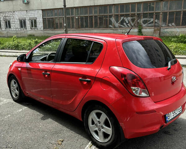 Красный Хендай и20, объемом двигателя 1.2 л и пробегом 232 тыс. км за 5600 $, фото 4 на Automoto.ua