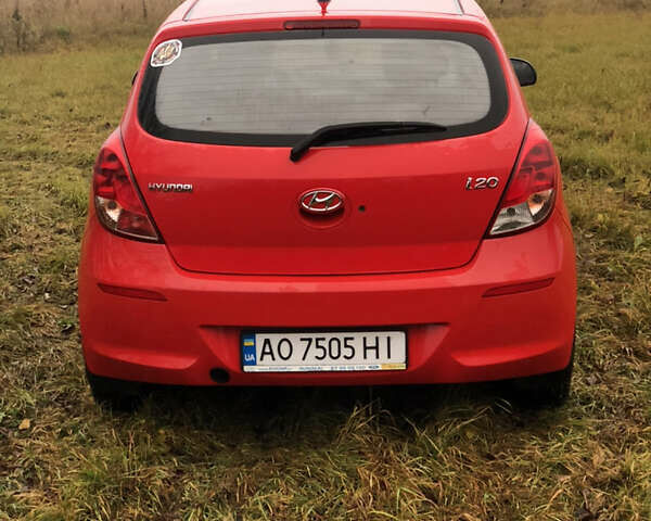 Красный Хендай и20, объемом двигателя 1.2 л и пробегом 225 тыс. км за 6100 $, фото 1 на Automoto.ua