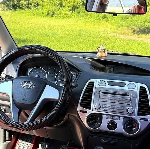 Красный Хендай и20, объемом двигателя 1.2 л и пробегом 178 тыс. км за 5500 $, фото 4 на Automoto.ua